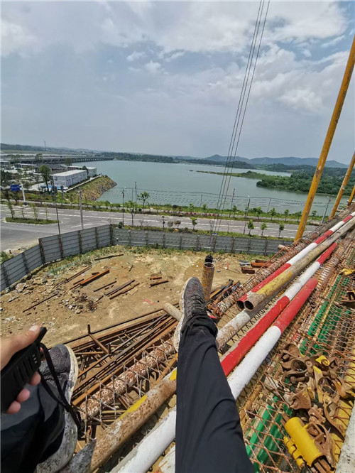 钟楼区作业中发生设备损坏或人员意外，责任怎么划分？