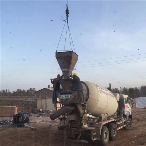 钟楼区“精准瞄准”—— 吊车的 “定位导航” 技术