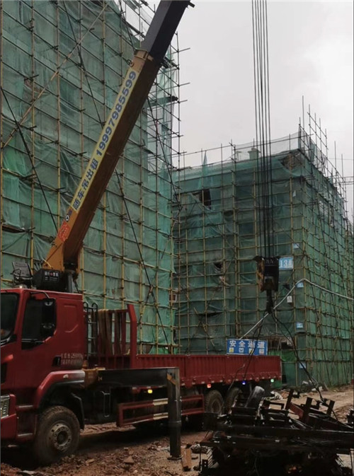 钟楼区“慢工细活”—— 吊车的 “微动控制” 技术